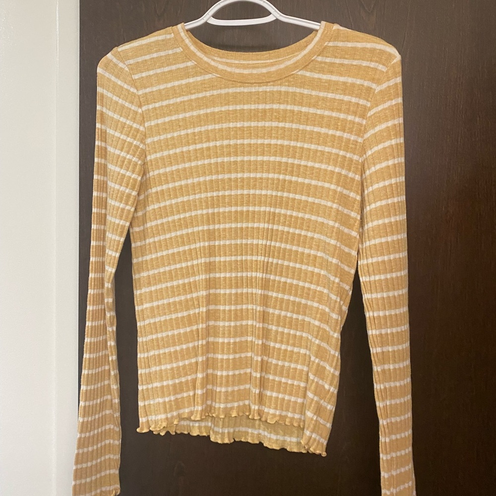 Long sleeve American Eagle shirt.